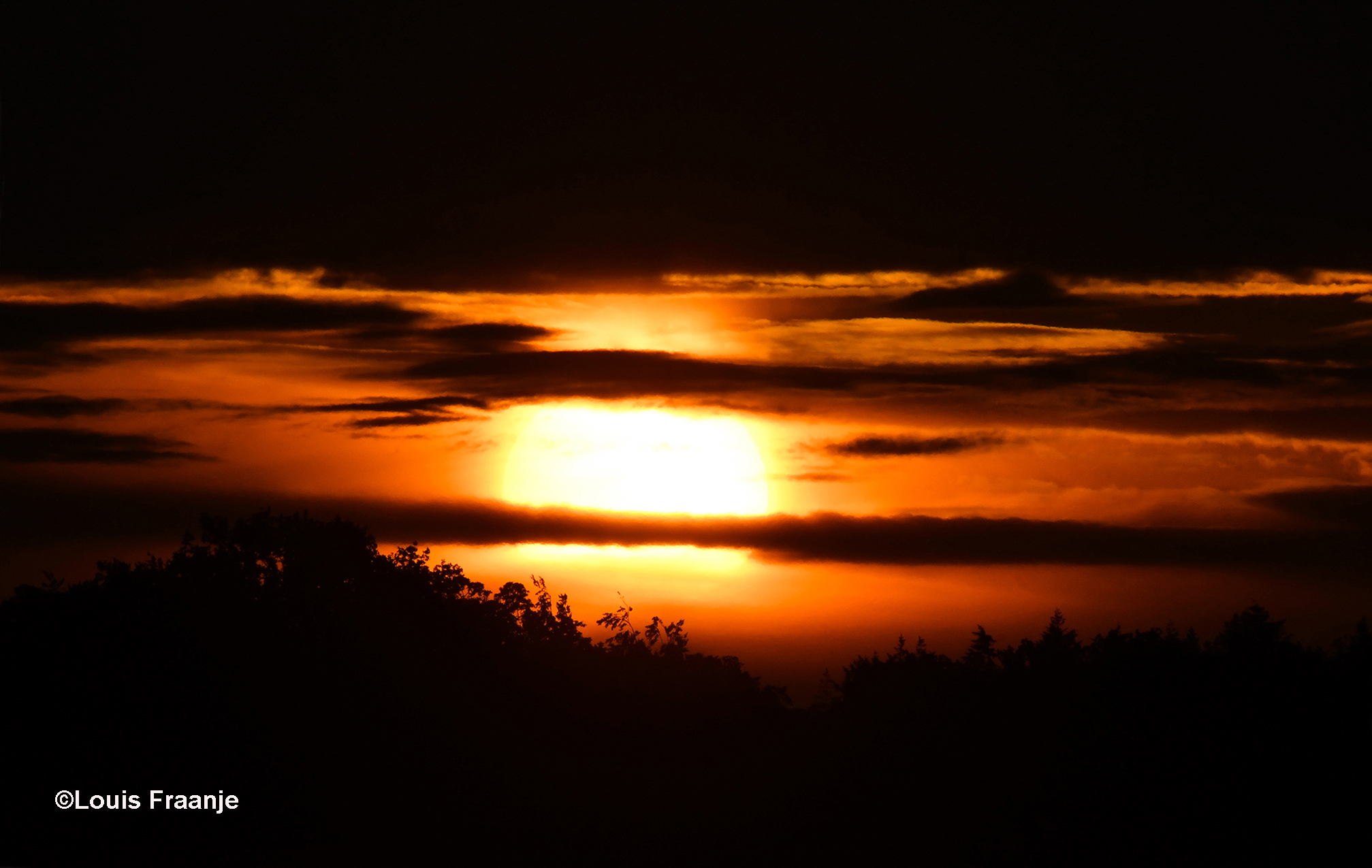 Om 05.30 uur probeerde de opkomemde zon tussen de nevel van een wolkenbank door te dringen - Foto: ©Louis Fraanje