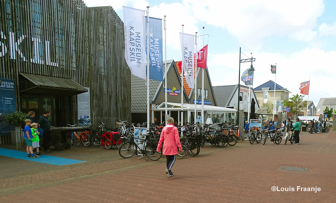 Naast het museum Kaap Skil in het hart van Oudeschild, gaan we bij Vispaleis Van der Star een lekker visje eten – Foto: ©Louis Fraanje