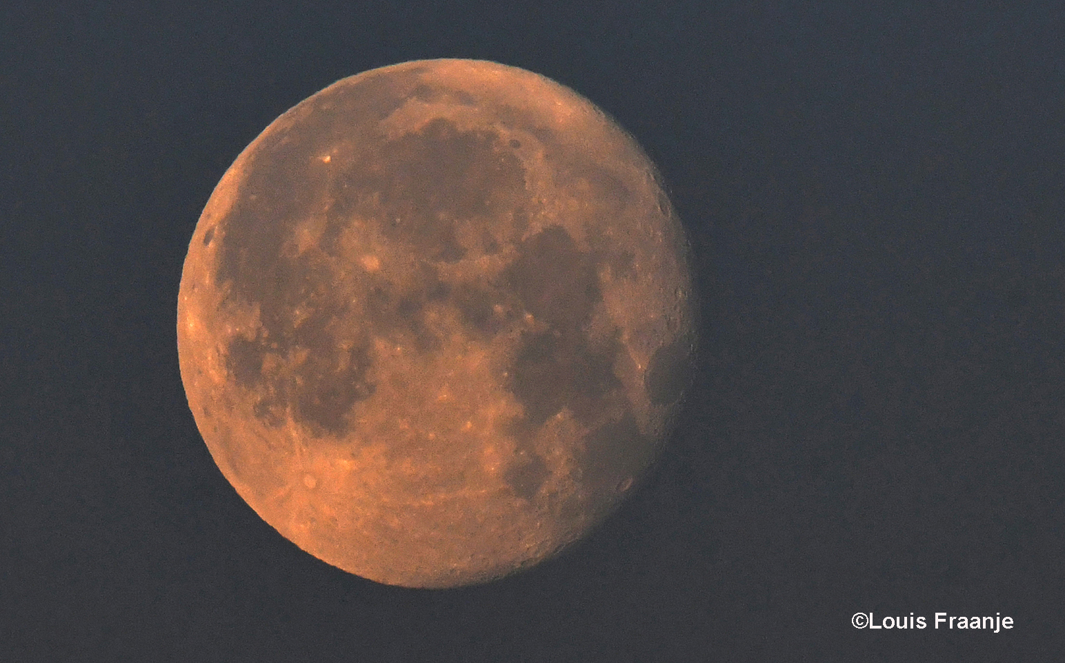 Ondertussen was aan de andere kant van de ochtendhemel de nog bijna volle maan heel goed te zien - Foto: ©Louis Fraanje