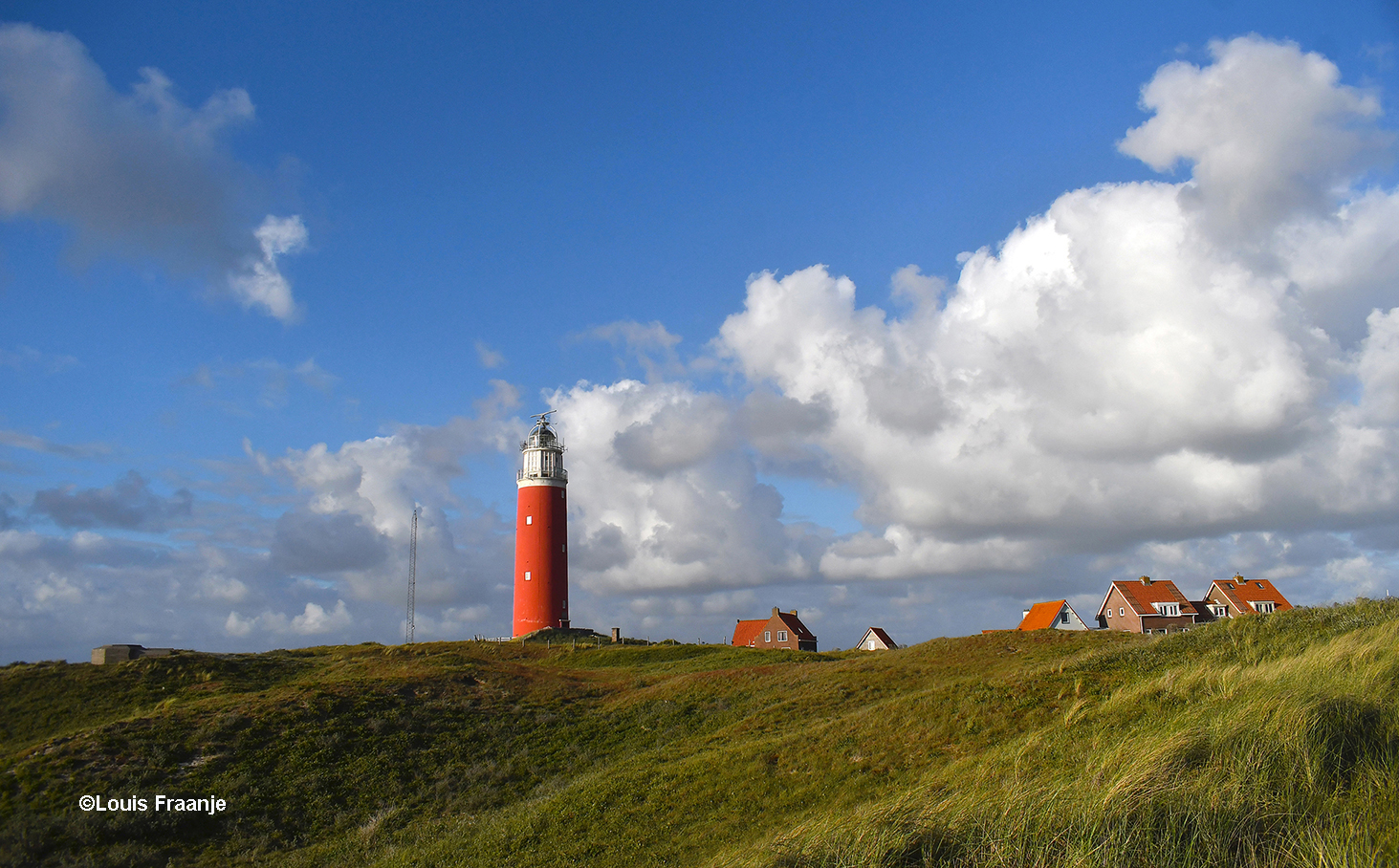 Om dan tenslotte te eindigen bij de vuurtoren op het noordelijkste puntje van het eiland Texel, die prachtig afsteekt tegen een helder blauwe lucht met enorme stapelwolken! Daarom houden wij zoveel van Texel, want dit is een plek om lief te hebben! - Foto: ©Louis Fraanje