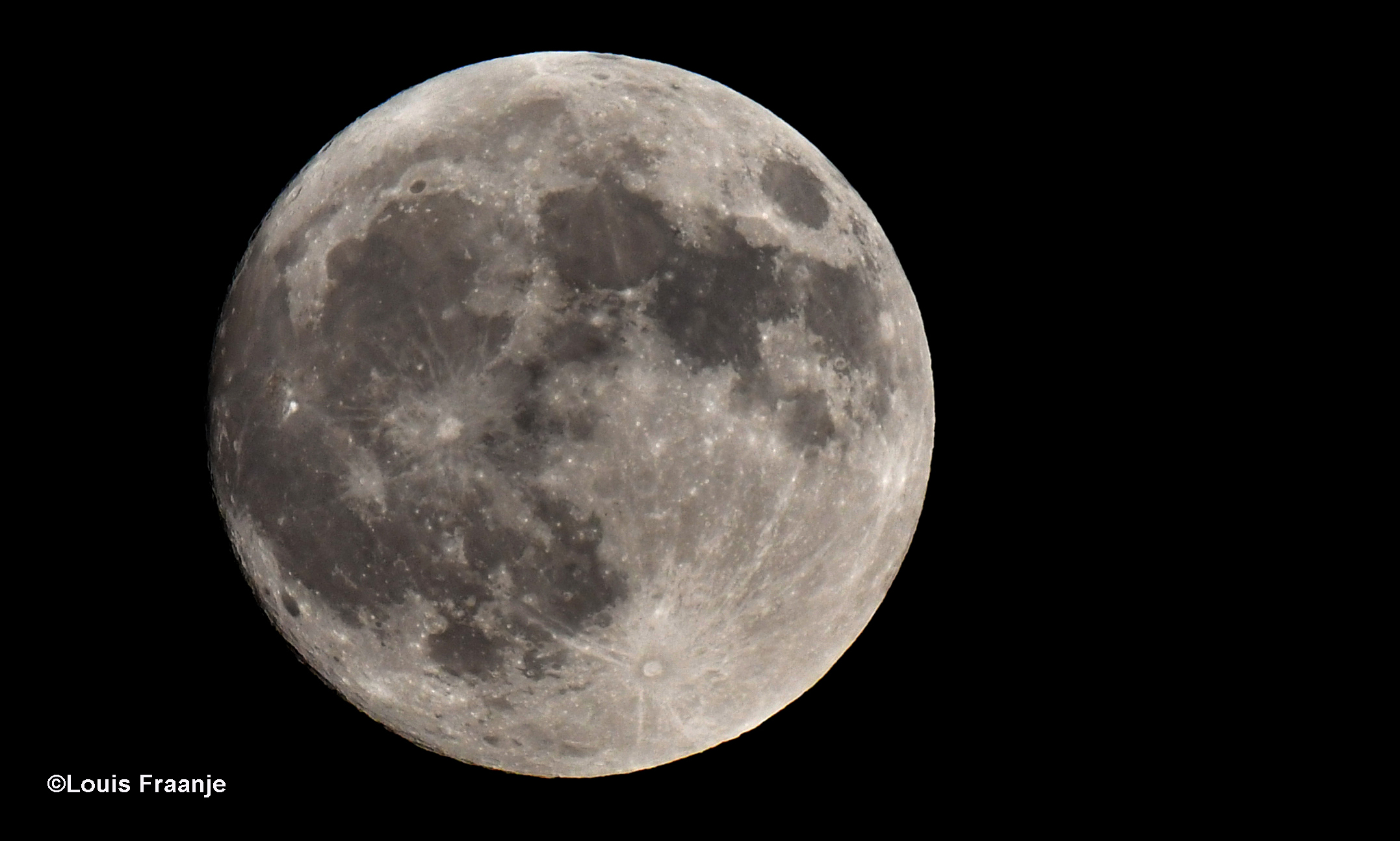 De volle maan aan de nachtelijke hemel boven Ede - Foto:©Louis Fraanje