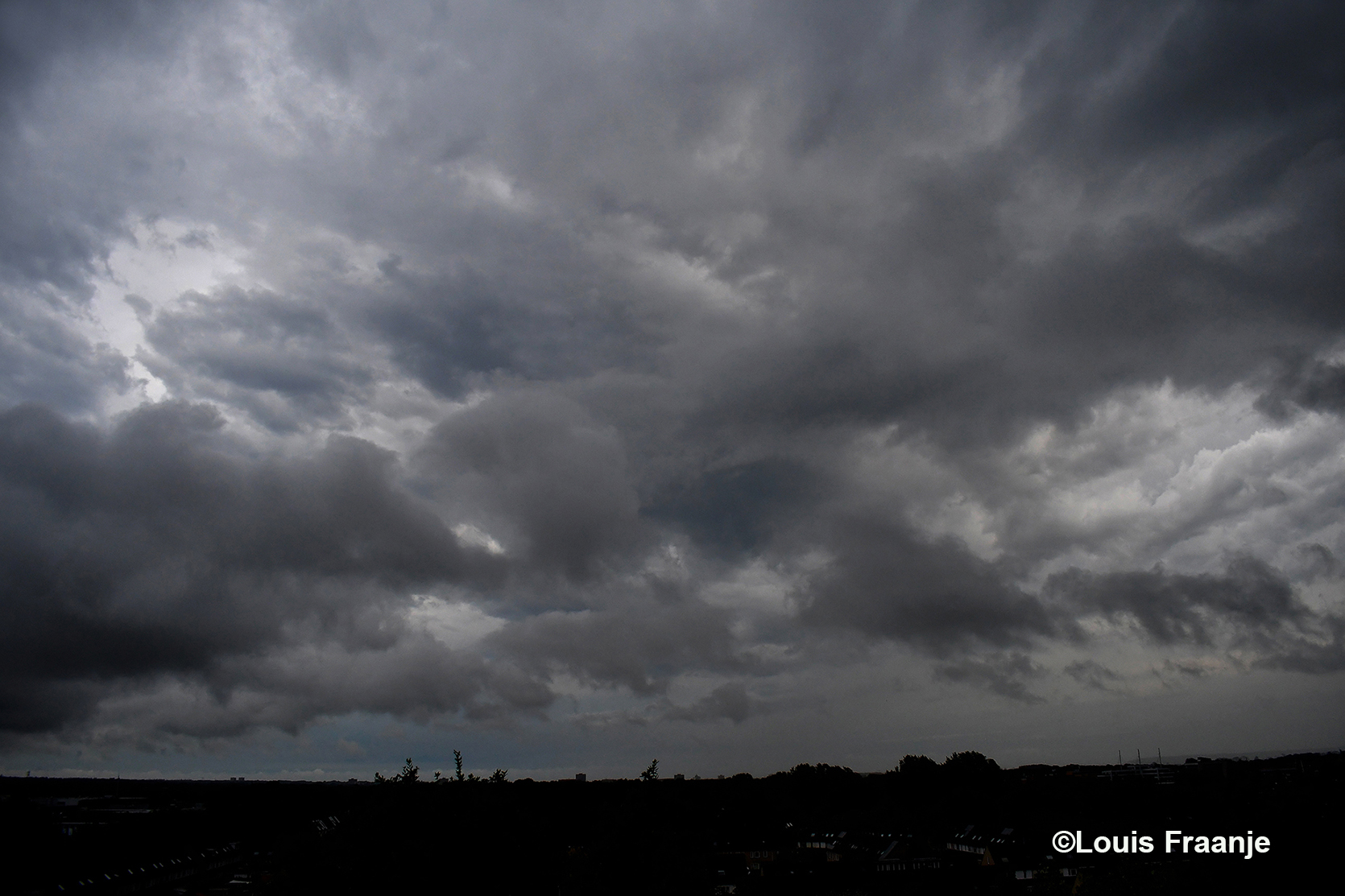Donkere en dreigende wolken boven Ede-Zuid - Foto: ©Louis Fraanje