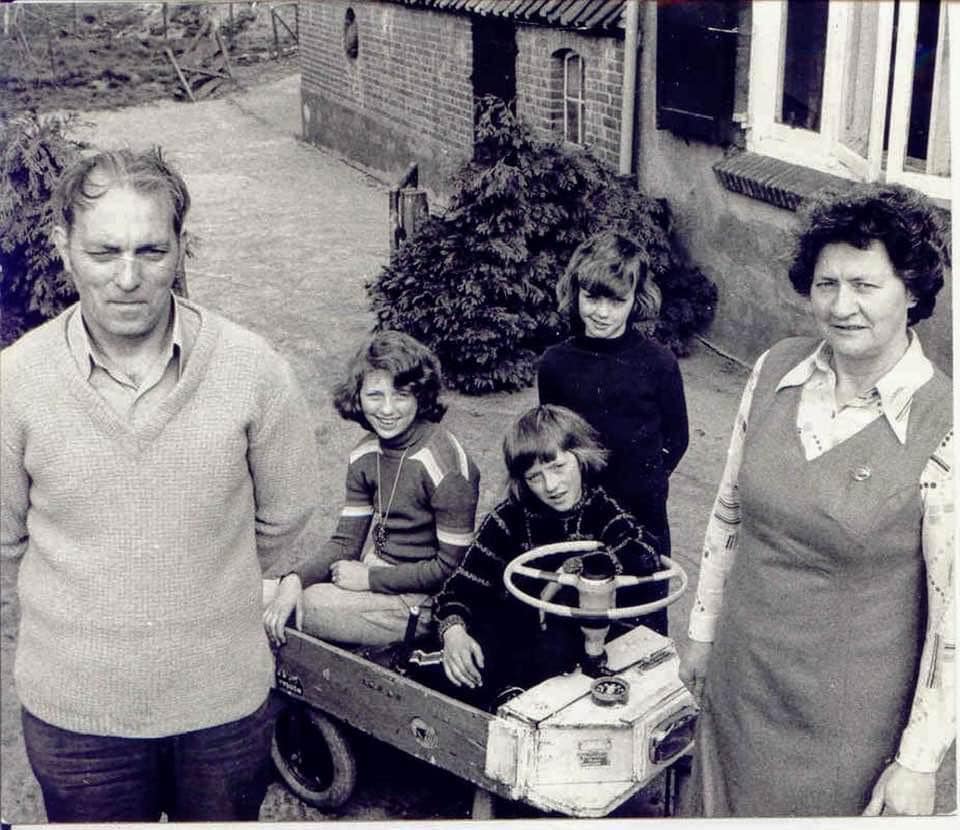 De nieuwe herder Bart van den Brandhof op 17 mei 1975 met vrouw en enkele kinderen - Foto: ©Gemeente Archief Ede