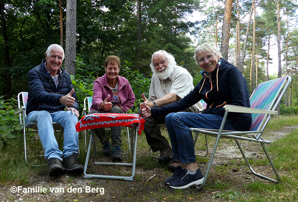 Een rode boerenzakdoek op het tafeltje gelegd, dit ter ondersteuning van onze boeren - Foto: ©Familie van den Berg.