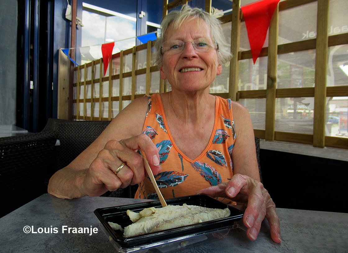 Fransien geniet van een lekker portie makreel – Foto: ©Louis Fraanje