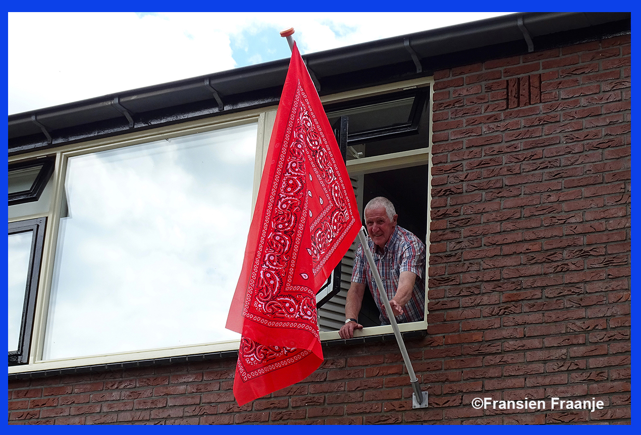 Ook bij onze natuurvrienden Florus en Jannie in Harskamp wappert de rode zakdoekvlag - Foto: ©Fransien Fraanje