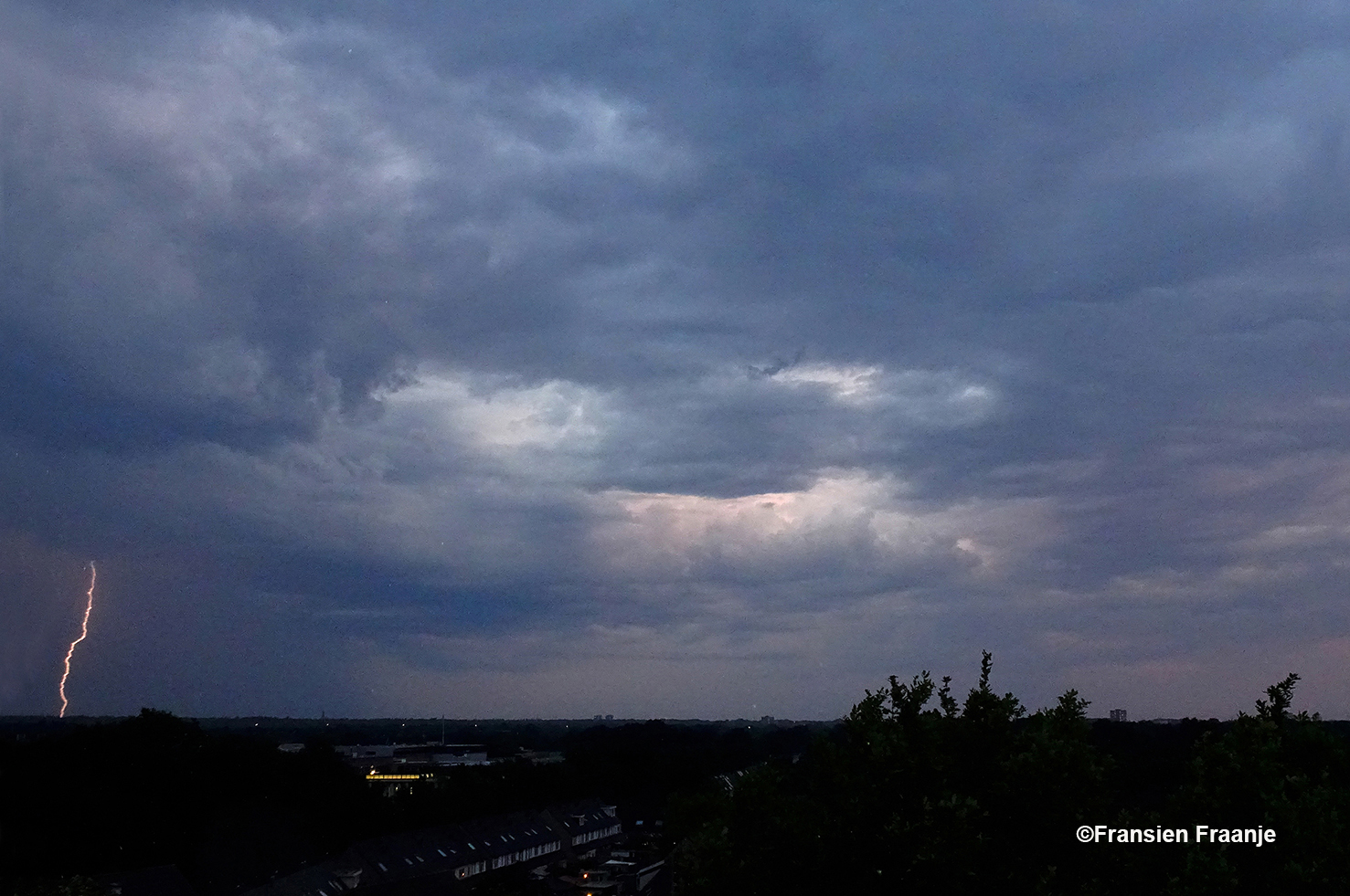 Onweersluchten boven Ede, zie linksonder de bliksemflits - Foto: ©Fransien Fraanje