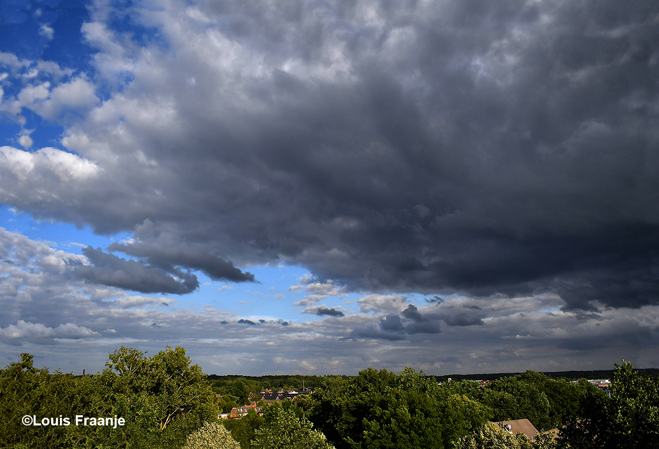 Prachtige donkere wolkenpartijen aan de horizon boven Ede-Zuid - Foto: ©Louis Fraanje