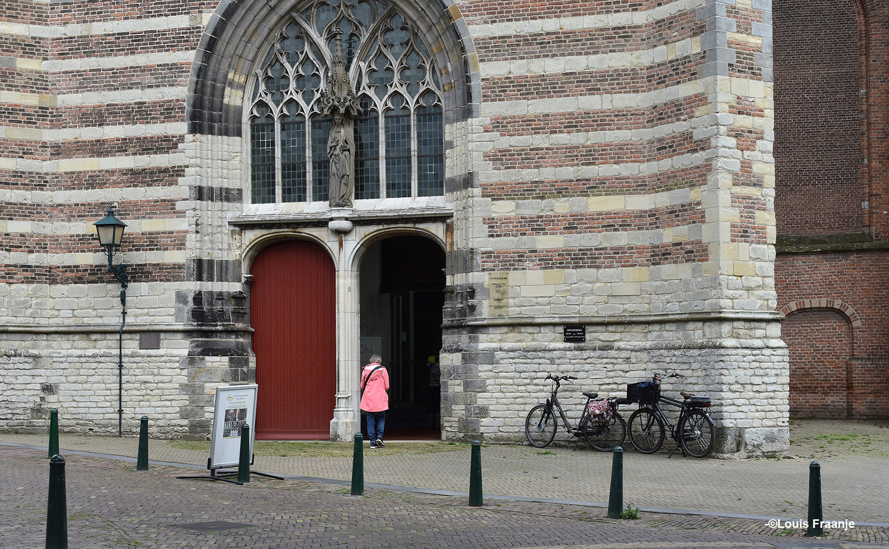 - Fransien stapt hier de hoofdingang in van de Cunerakerk, door een van de twee enorme hoge deuren - Foto: ©Louis Fraanje