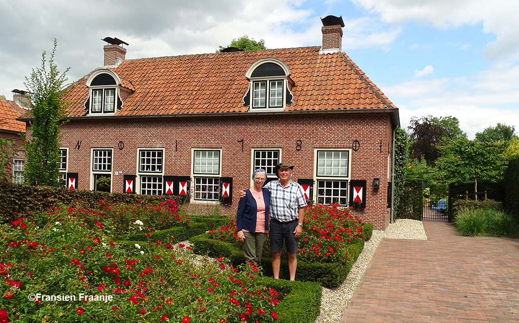 Ella en Gijs Broekhuizen voor één van de prachtige oude woningen van de "Nieuwe Buurt" uit 1773-1780, in Renswoude - Foto: ©Fransien Fraanje