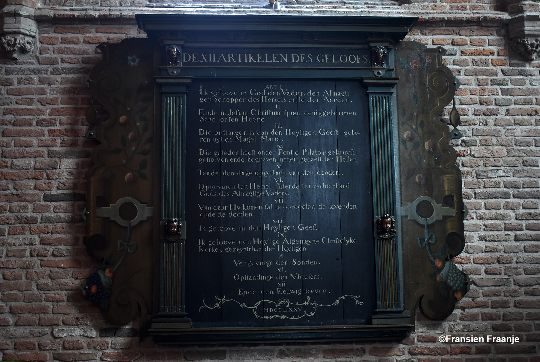 Rechts van het oksaal hangt ook een groot wandbord met de twaalf artikelen des geloofs - Foto: ©Fransien Fraanje
