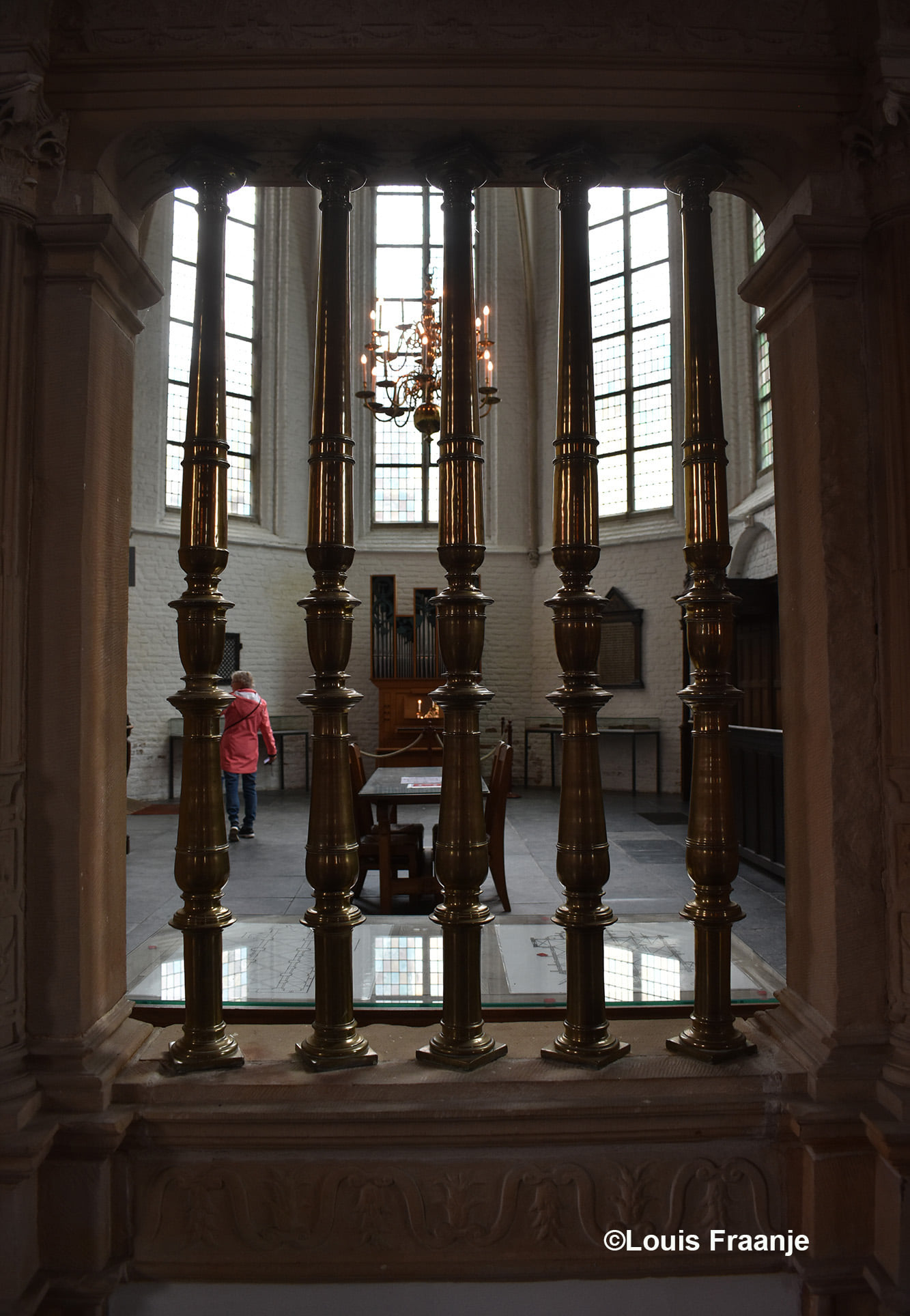 Een prachtige doorkijk onder het oksaal naar binnen bij het koor - Foto: ©Louis Fraanje