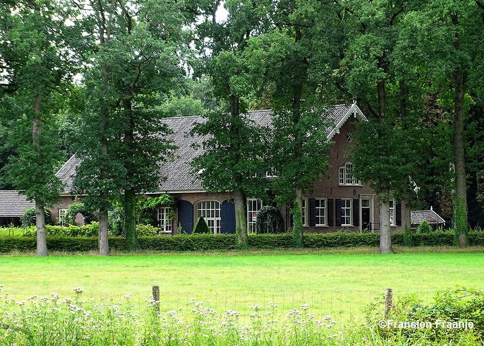 De uit 1866 daterende langhuisboerderij ("kasteel-" of "huisboerderij"), is gelegen ten zuid-oosten van het kasteel. 