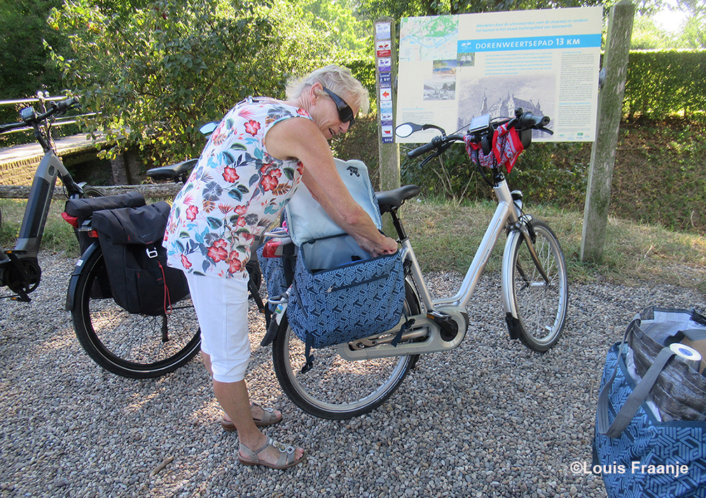 Onze voorraadkast zit in de fietstassen, inclusief een koeltas - Foto: ©Louis Fraanje