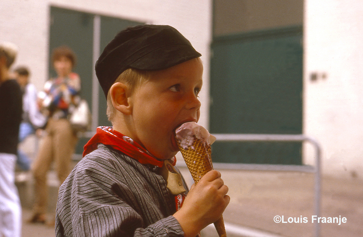 Een kleine jongen, die met een lekker ijsje in zijn hand ergens naar staat te kijken.... - Foto: ©Louis Fraanje