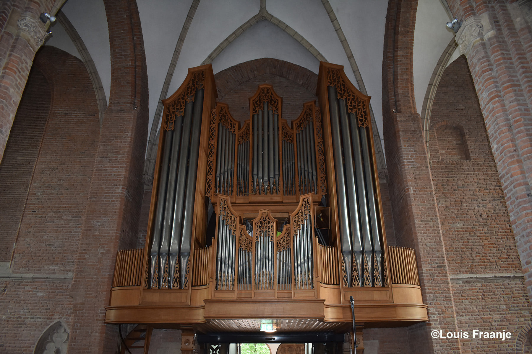 Het grote orgel boven de hoofdingang van de kerk - Foto: ©Louis Fraanje