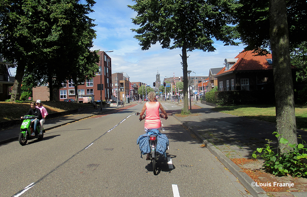 En dan rijden we via de Leusderweg Amersfoort binnen, in de verte is de Onze Lieve Vrouwentoren (Lange Jan) al zichtbaar - Foto: ©Louis Fraanje 