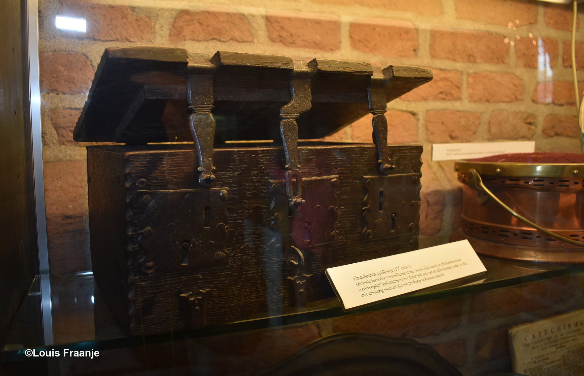 Een eikenhouten geldkistje met drie verschillende sloten. In die tijd (17e eeuw) waren er drie kerkrentmeesters. En een ieder had een eigen sleutel, zodat ze alle drie aanwezig moesten zijn om het kistje te kunnen openen. -Foto: ©Louis Fraanje