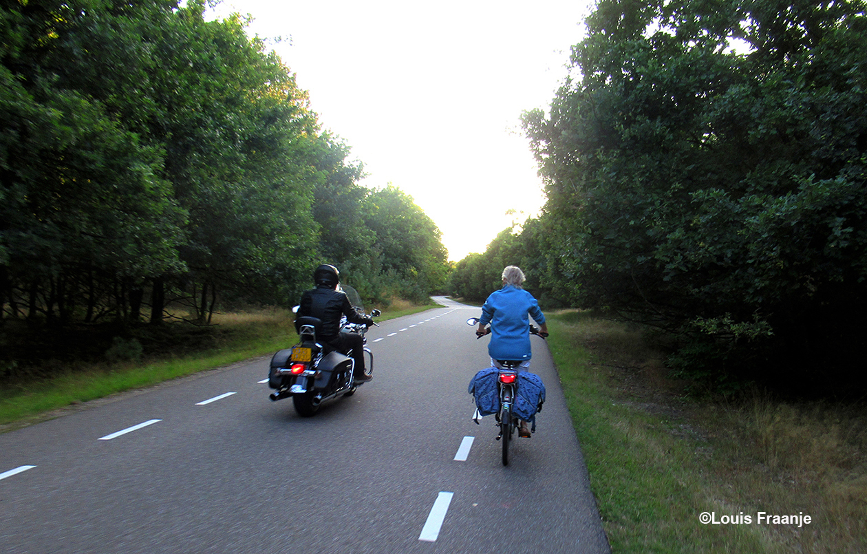 Op de Heetweg tussen Kootwijk en Kootwijkerbroek, wordt Fransien op haar Harley Trapson ingehaald door een echte Harley Davidson, wat een verschil... - Foto: ©Louis Fraanje