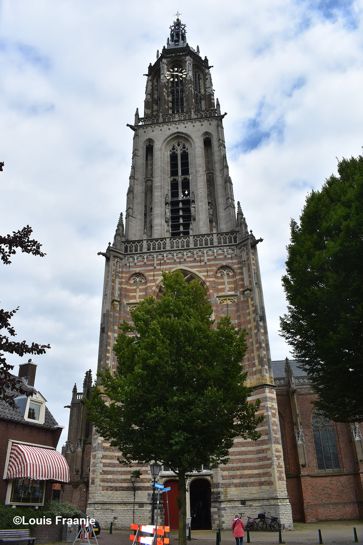 Vanaf het kerkplein staren we langs de prachtige kerktoren omhoog - Foto: ©Louis Fraanje