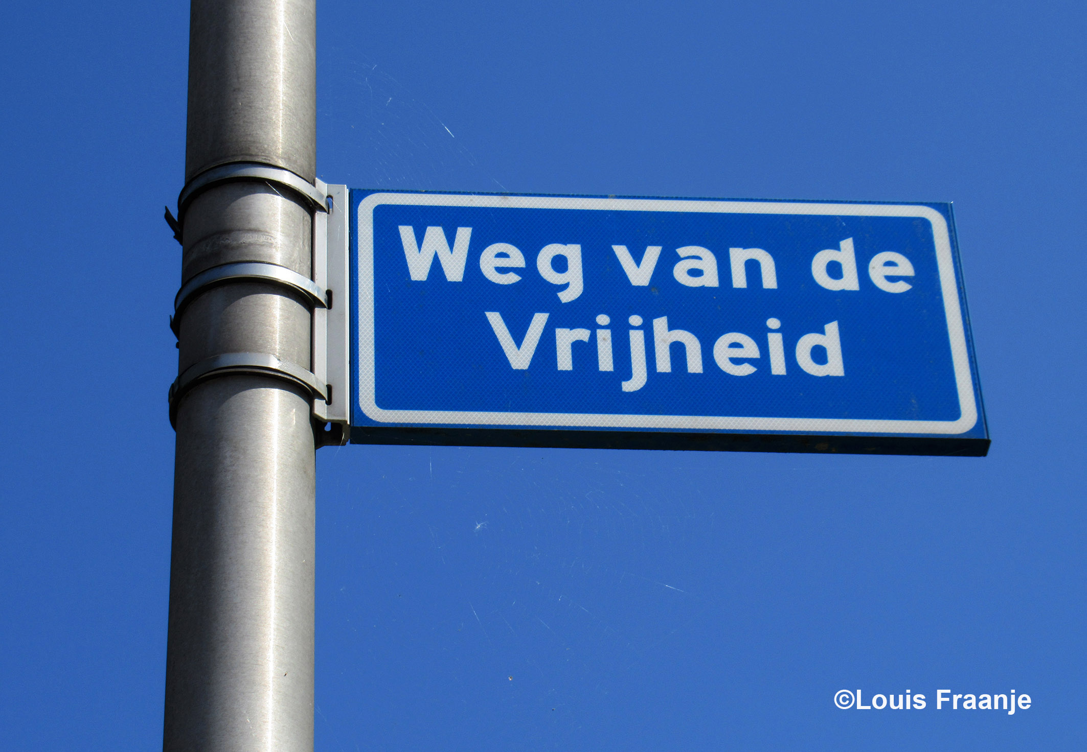 Onderweg in een buitenwijk van de stad zien wij dit straatnaambord - Foto: ©Louis Fraanje