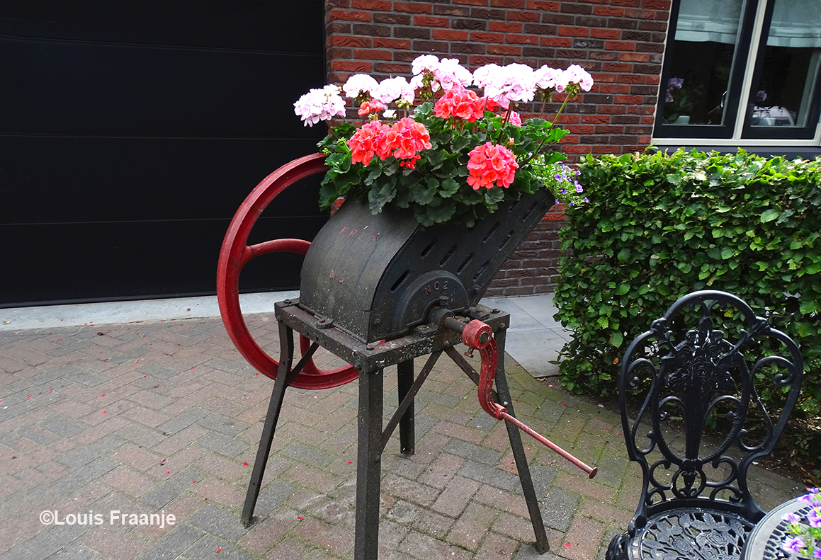 De bietensnijder van vroeger, heeft nu de functie van bloembak gekregen - Foto: ©Louis Fraanje