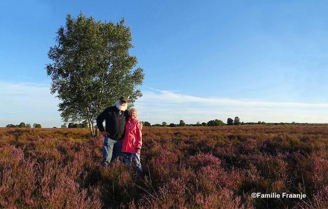 Als echte Veluwse natuurliefhebbers wil je dan ook wel even graag samen poseren in dat prachtige paarse heideveld - Foto: ©Familie Fraanje