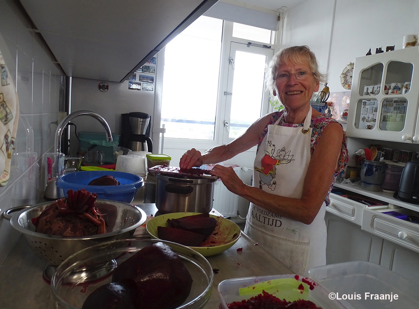 Fransien is thuis alweer druk bezig met het schoonmaken, snijden en raspen van de rode bieten- Foto: ©Louis Fraanje