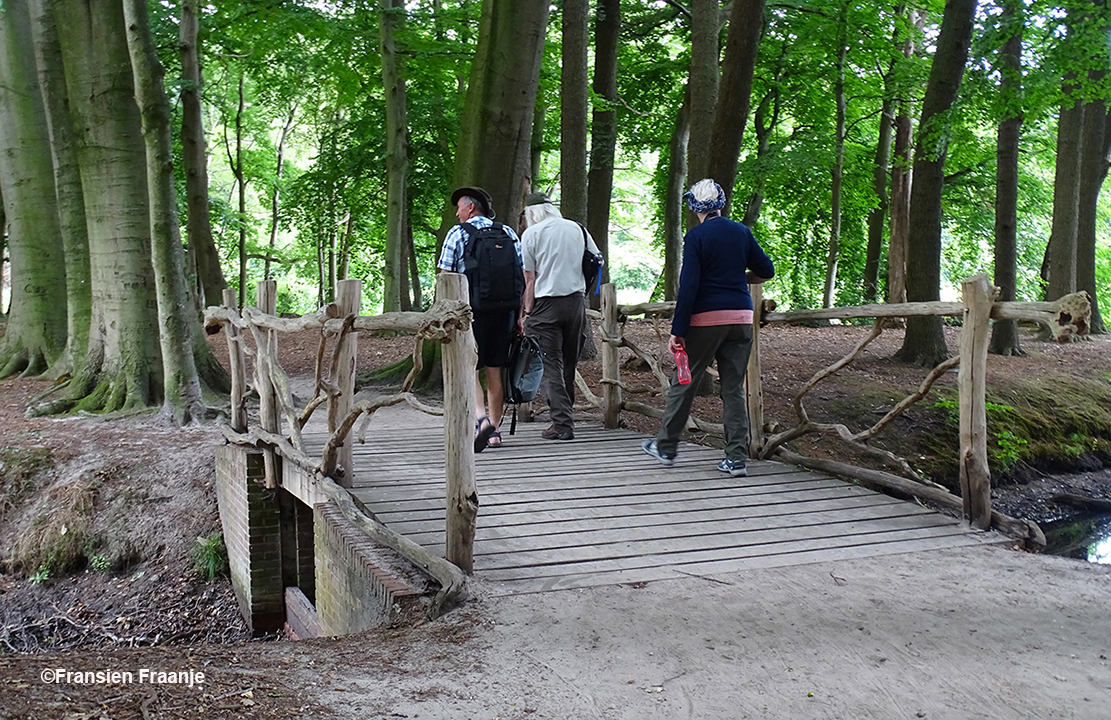 Het bekende bruggetje met de natuurlijke houten leuningen - Foto: ©Fransien Fraanje
