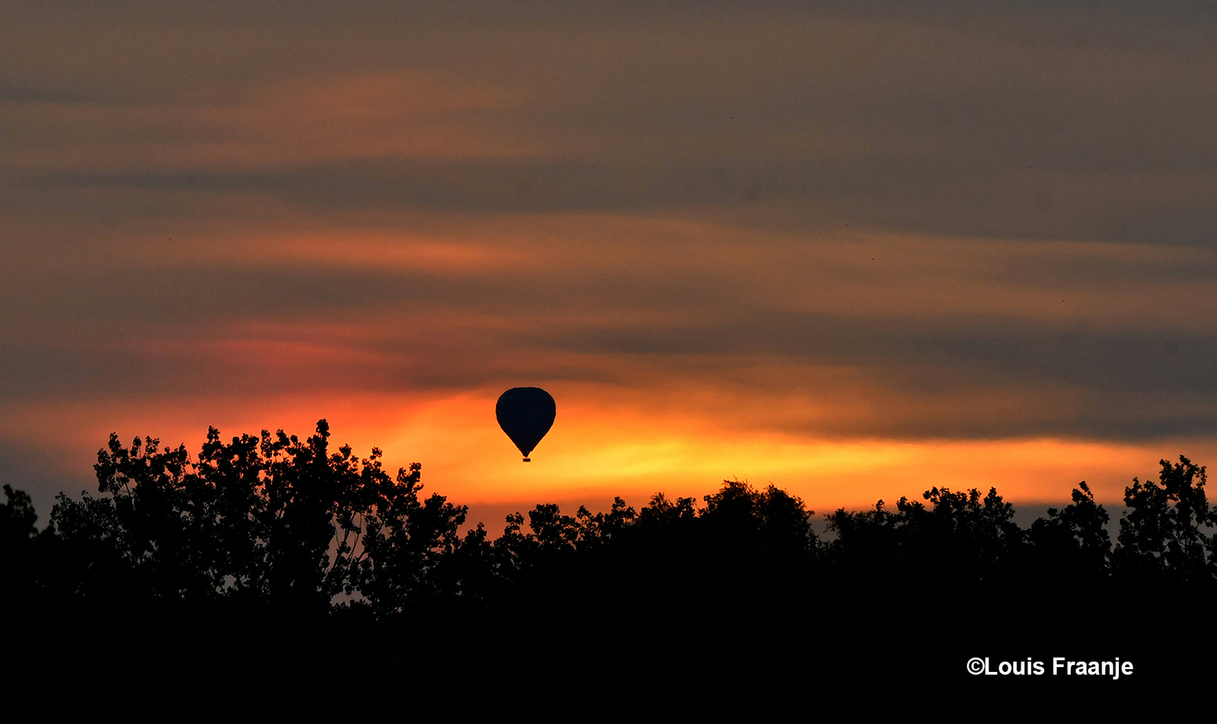 Een ballon in de avondzon! - Foto: ©Louis Fraanje