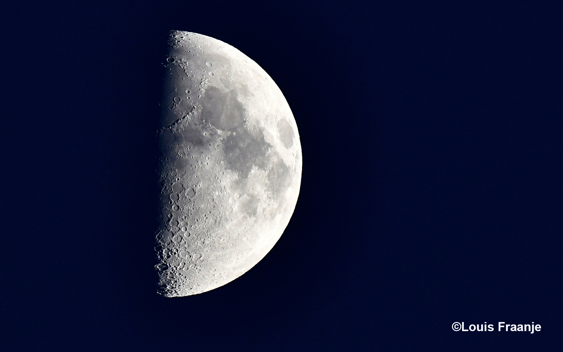 Halfvolle maan oftewel Eerste kwartier - Foto: ©Louis Fraanje