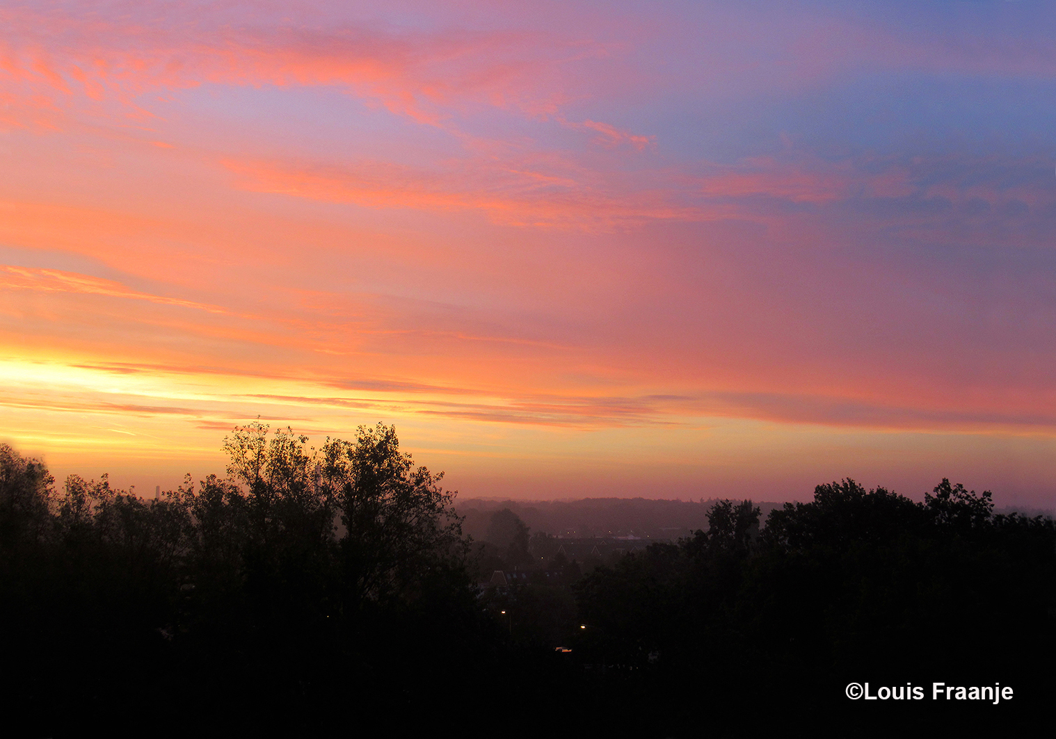  Prachtig morgenrood geeft de dag weer kleur - Foto: ©Louis Fraanje
