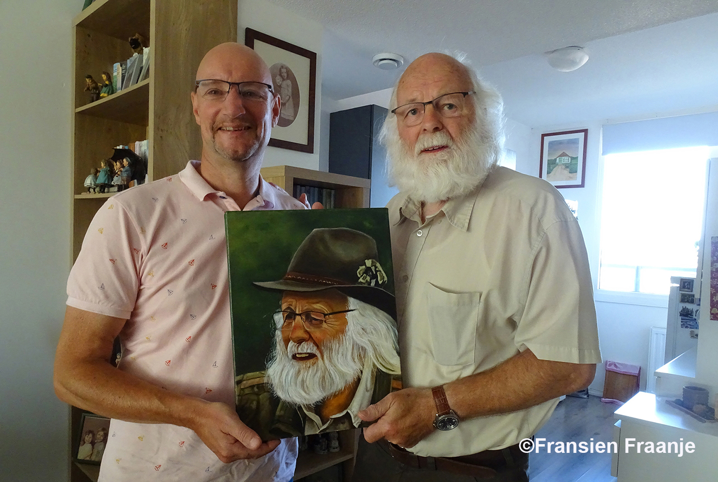 Willem Souverijn(L) overhandigd het portretschilderij aan Louis - Foto: ©Fransien Fraanje