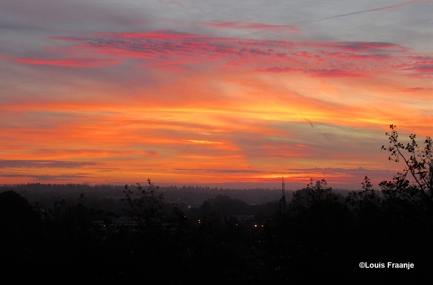 Kleurrijk ochtendgloren boven de Veluwe - Foto: ©Louis Fraanje