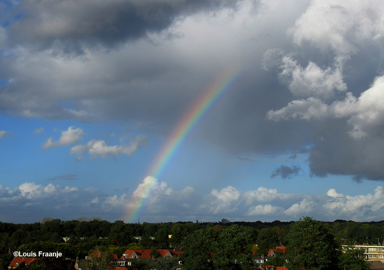 En aan het einde van de middag verscheen er vanonder het wolkendek, een schitterende Regenboog vol van hoop!🙏 - Foto: ©Louis Fraanje