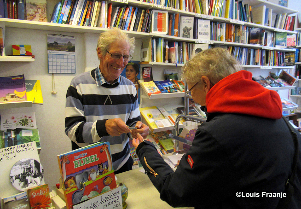 Ome Jan en Fransien in de winkel aan de Weverstraat op Texel, beiden hebben plezier om de kleine dingen in het leven – Foto: ©Louis Fraanje