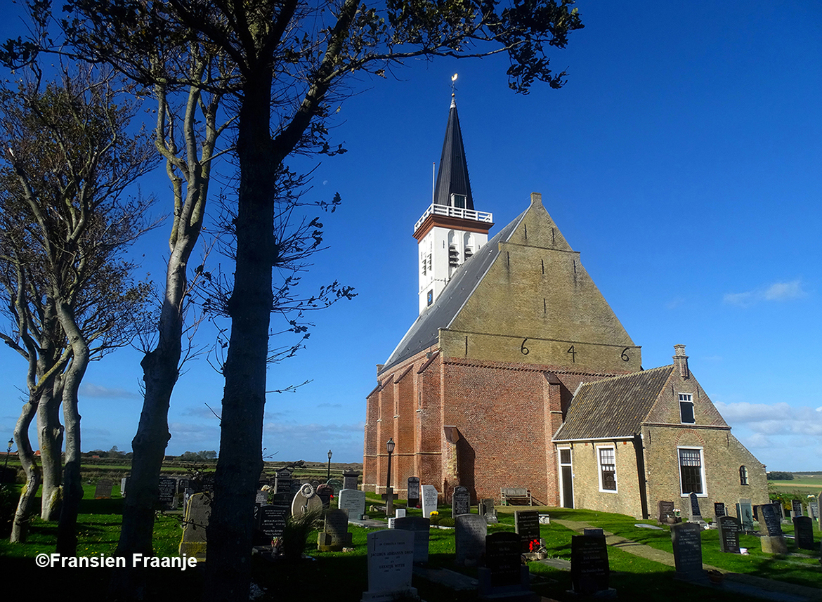 De achterzijde van het kerkje met kerkhof - Foto: ©Fransien Fraanje