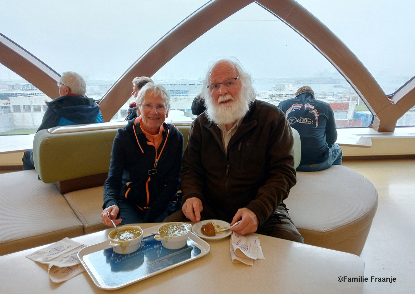Fransien en Louis in het restaurant op de veerboot 'Texelstroom' naar Texel - Foto: ©Familie Fraanje