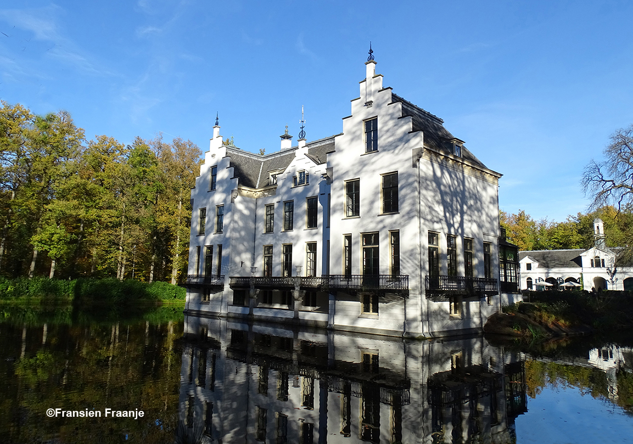 Het kasteel Staverden weerspiegeld in de vijver - Foto: ©Fransien Fraanje
