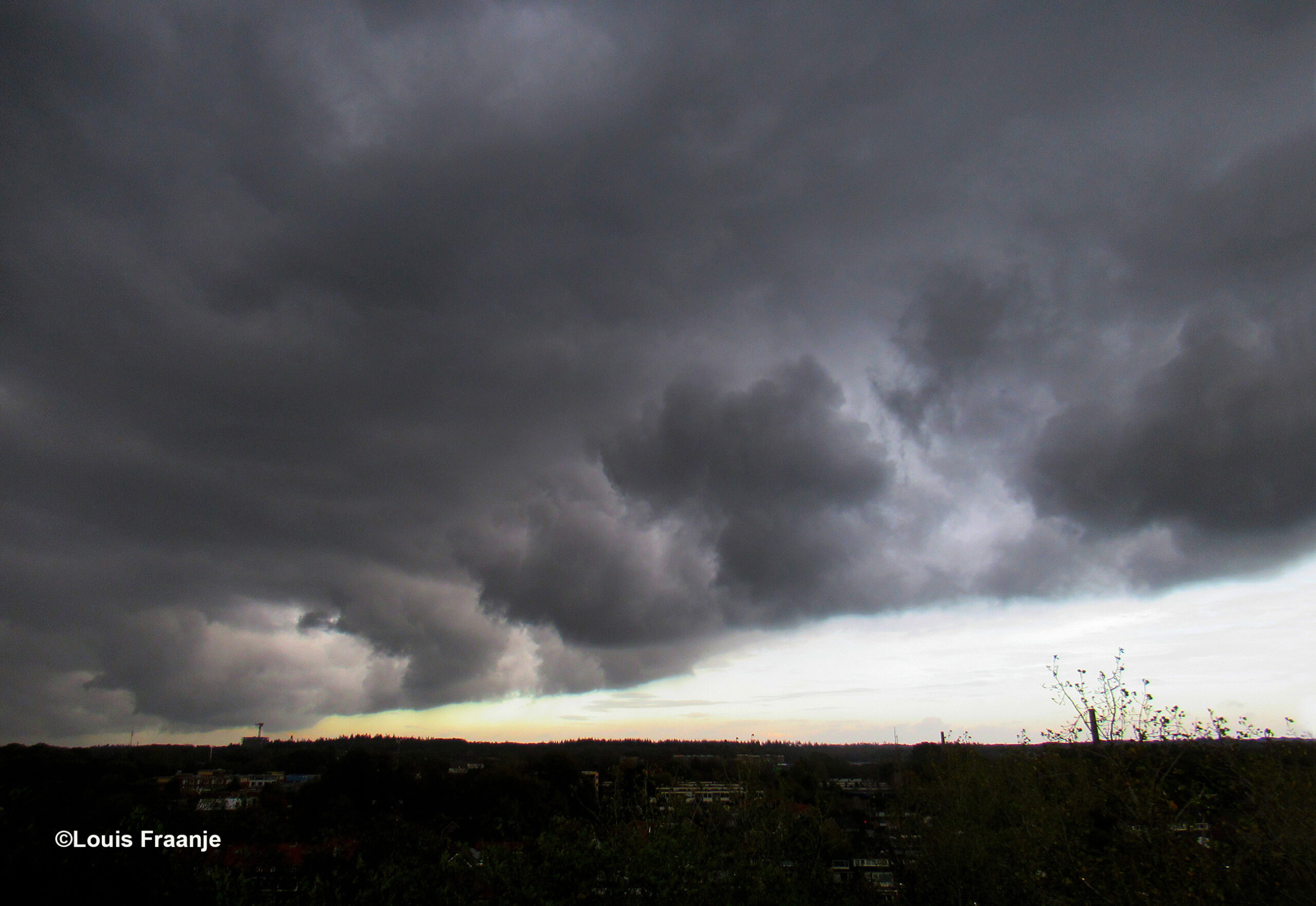 Inktzwarte wolkenlucht boven Ede-Zuid - Foto: ©Louis Fraanje