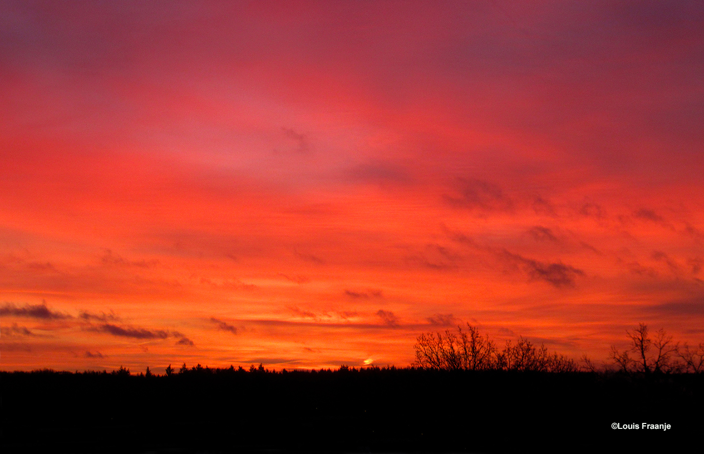 Eindeloos genieten van een schitterend morgenrood aan de ochtendhemel - Foto: ©Louis Fraanje