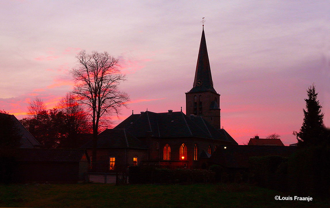 Een prachtige verkleurende avondlucht met de kerk als middelpunt... – Foto: ©Louis Fraanje