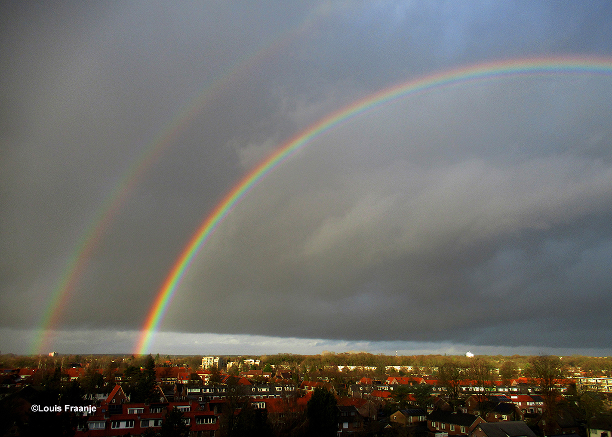 Bijna haarscherp stond de dubbele regenboog boven Ede-Zuid te schitteren - Foto: ©Louis Fraanje