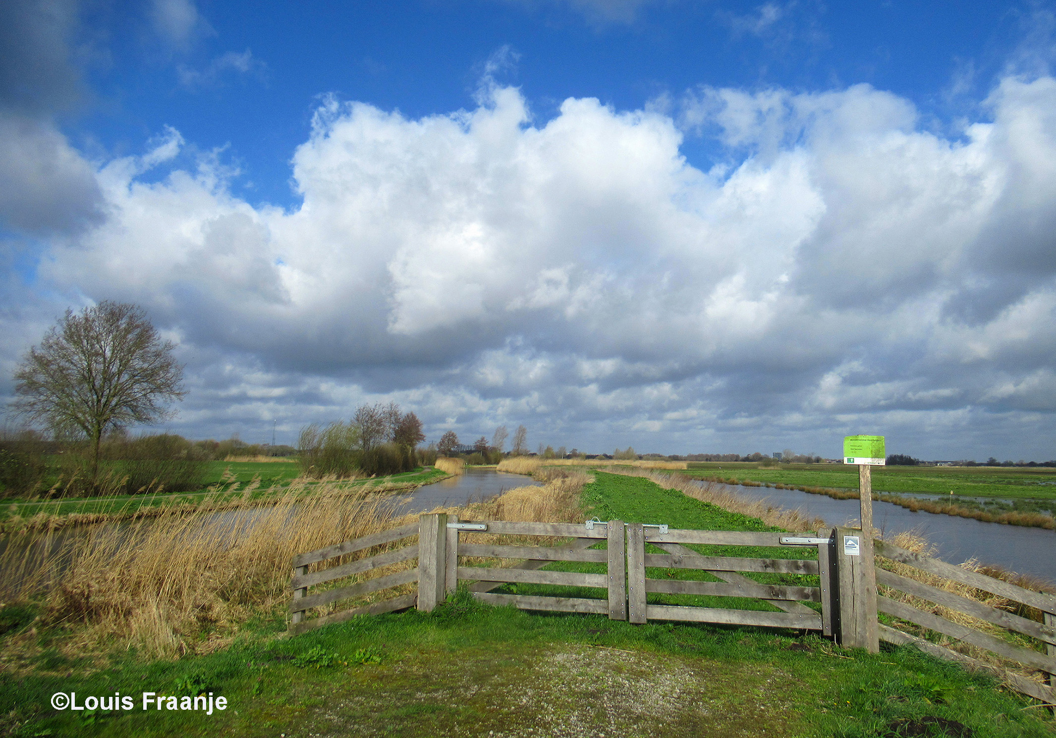 Schitterende wolkenluchten achter het hek op de Griftdijk - Foto: ©Louis Fraanje