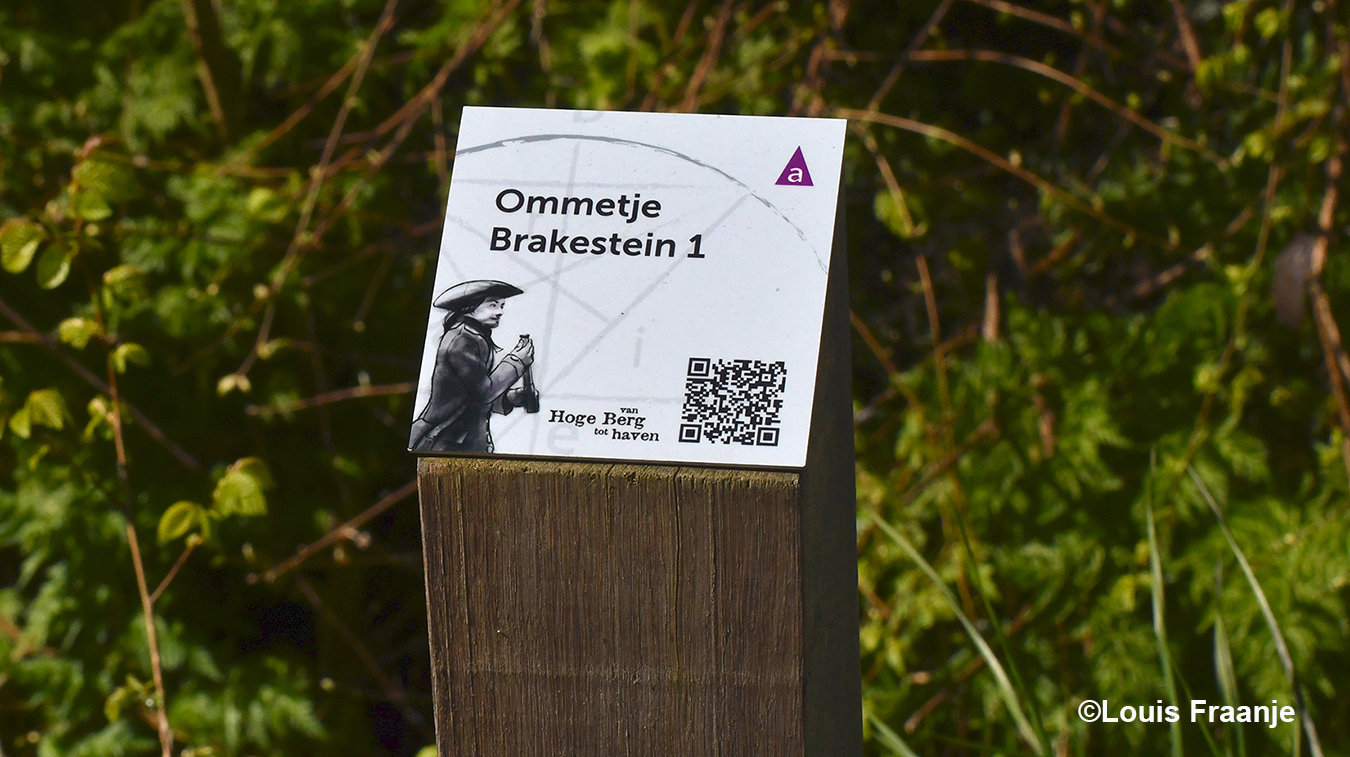 Ommetje Brakestein wordt aangegeven - Foto: ©Louis Fraanje