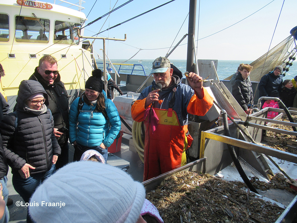 De visserman verteld alles over de verschillende vissen, zeediertjes en garnalen - Foto: ©Louis Fraanje