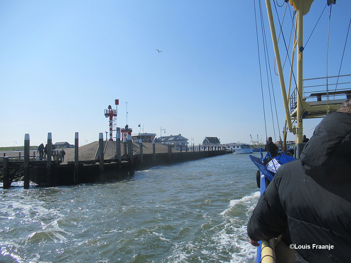 Aan alles komt een einde, zo ook aan onze schitterende boottocht op de Waddenzee en varen we hier weer de haven van Oudeschild binnen - Foto: ©Louis Fraanje