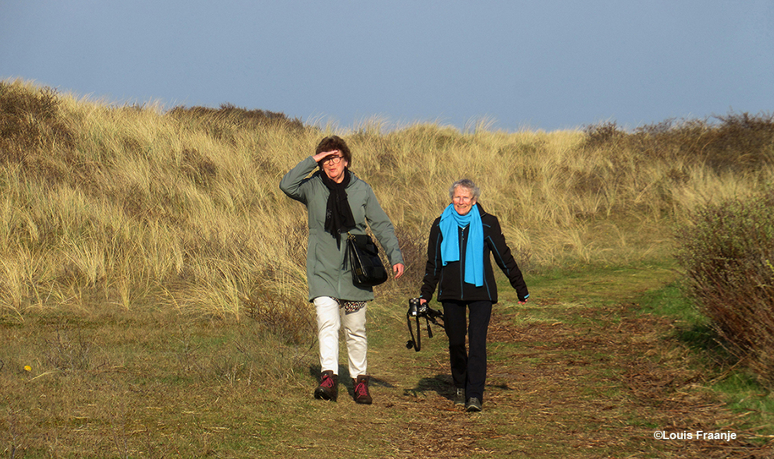 Jannie en Fransien zwerven door de Horspolder op Texel - Foto: Â©Louis Fraanje
