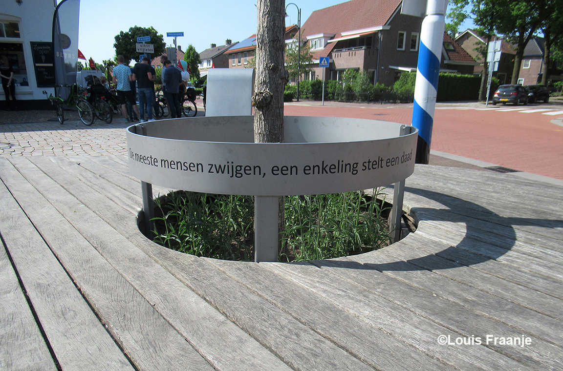 Bij de Roskam op Achterveld hebben we even een pitstop gemaakt, daar zagen we dit bord bij de vrijheidsboom - Foto: ©Louis Fraanje