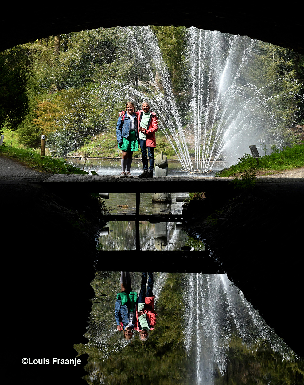 Mooie weerspiegeling van Lisa en oma Fransien in de grot - Foto: ©Louis Fraanje